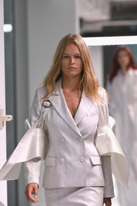110784693_SiesMarjanRunwaySeptember2018NewYork-4sMxrmSRbcl.thumb.jpg.b2a753360a588b837c10743a33700f28.jpg