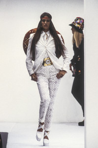 1129033007_DolceGabbana1993WomenRTW12.thumb.jpg.fa534fcd40b1db490a99aaa44f15f3d1.jpg