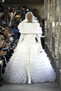 1139719364_Chanel2003HauteCouture396.thumb.jpg.53f81a84ba98f82628566749ba13b456.jpg