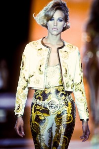 115096589_Versace1992WomenRTW62.thumb.jpg.8c50ea0e3959655baca0da15522db663.jpg