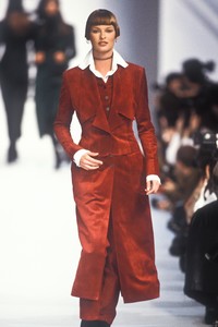 1156718401_KarlLagerfeld1993WomenRTW62.thumb.jpg.1545dfbb00cb3cbd996d4fa62fd1fc0a.jpg