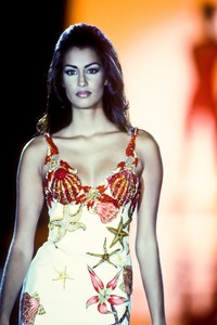 116336535_Versace1992WomenRTW48.thumb.jpg.89d83c5e5b24f9d8b651801373754264.jpg