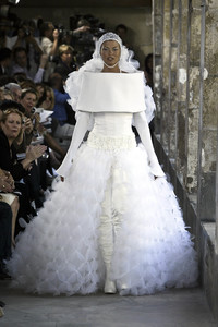 1164583347_Chanel2003HauteCouture400.thumb.jpg.608a6da7d463ba89cf1caca2f36d3c3b.jpg