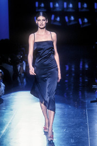 1183704254_VersusbyDonatella1997WomenRTW101.thumb.jpg.9b992cdcb330e2a8f0bd99f942772541.jpg