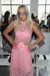 1231846459_TinaLeungSelfPortraitSpringSummer2019u1_RHQMuz9Wx.thumb.jpg.71eb34b8c7b39ec053642d3e60734c6e.jpg
