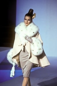 1238175176_ThierryMugler1995WomenRTW7.thumb.jpg.56db8a06dbf882d07a10022dda8f0010.jpg