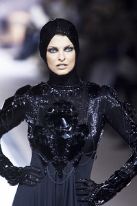 1295476410_JeanPaulGaultier2003HauteCouture378.thumb.jpg.dc28c47cd53ce9bd2f0e1ce05f678a1a.jpg