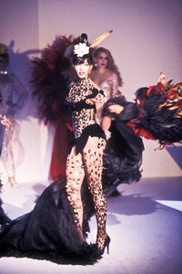 1296700031_ThierryMugler1995WomenRTW69.thumb.jpg.8743e6aac1c5e911d02d17964a73580f.jpg