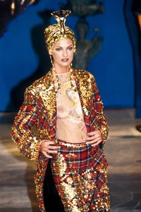 129718610_JohnGalliano1997WomenRTW92.thumb.jpg.e0a55c20b319a2382753e9c3f5ebf5e9.jpg