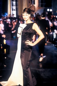 1339881188_JohnGalliano1996WomenRTW5.thumb.jpg.f947848a35bfbdb8a0be159d9144537d.jpg