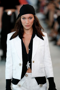 1354296073_MichaelKorsCollectionSpring2019Runway0GHUpSDRdFjx.thumb.jpg.1d8b4d6637daab1e3dd5d5a381eb75cd.jpg
