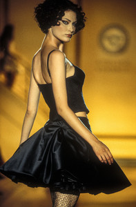 1385015790_GianniVersace1994HauteCouture6.thumb.jpg.40a402995c9ab4a0d52c9704ab843422.jpg