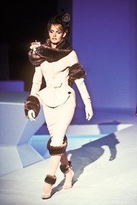 1388542551_ThierryMugler1995WomenRTW25.thumb.jpg.7393e3306e70e01de462c51ccef3e003.jpg