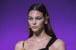 Versace+Spring+2019+Details+k6n9VvTBMicx.jpg