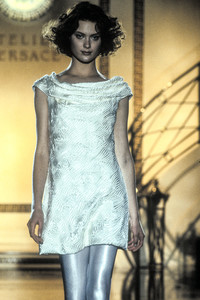 1452648763_GianniVersace1994HauteCouture11.thumb.jpg.8ba97cafcb97f244cf3eb723b0746389.jpg