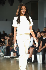 Winnie+Harlow+Nana+Judy+Front+Row+September+i7A5muCU_Obx.jpg