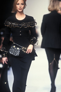 1464288450_Chanel1992WomenRTW82.thumb.jpg.3133f5f983b91679214adb638c2e6e14.jpg