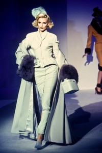 1469235137_ThierryMugler1995WomenRTW15.thumb.jpg.01c002ceabe6c0dac4c922c2ec25c1fc.jpg