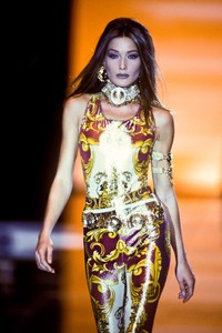 1470759817_Versace1992WomenRTW56.thumb.jpg.51ed70cf8975411aef6063b3b95ca71b.jpg