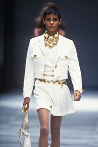 1471548237_Versace1992WomenRTW22.thumb.jpg.92487a88a123efd128af33b71b51a5d3.jpg