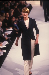 1474780050_MarcJacobs1997WomenRTW43.thumb.jpg.d63f9fb830ba01358b731e9931009ce8.jpg