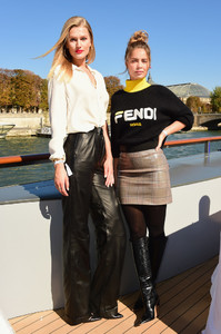 Toni+Garrn+Le+Defile+L+Oreal+Paris+Front+Row+8eW2M3toJ7Nx.jpg