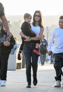 Kourtney+Kardashian+out+T4VLsfipDVEx.jpg