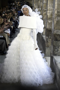 1533464442_Chanel2003HauteCouture408.thumb.jpg.0c291f9924a817f598d82c3cd37374c5.jpg