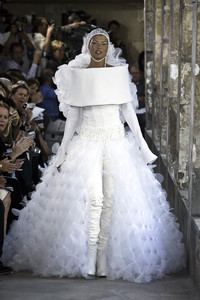 1543454407_Chanel2003HauteCouture398.thumb.jpg.8831586ee09c0eae4ba727f575cb2944.jpg