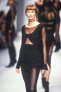 1554516424_KarlLagerfeld1993WomenRTW145.thumb.jpg.95b0b25ade7ae81f77e78ff0c205efd0.jpg