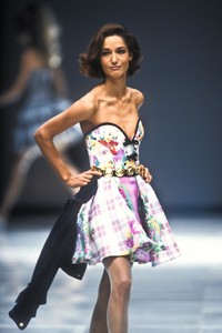 1564823075_Versace1992WomenRTW25.thumb.jpg.65ad540d432283bd1335fd398427f68f.jpg