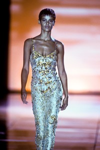 1575483491_Versace1992WomenRTW94.thumb.jpg.b3c8d7db8af207ca61143f998a75b27c.jpg