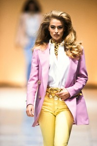 1592682091_Versace1992WomenRTW4.thumb.jpg.89e98f3c050d1a499bc33aa635bb6a6d.jpg