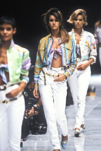 1596020847_Versace1992WomenRTW18.thumb.jpg.61960bf57f74ee6493f39cf4c5aa509e.jpg