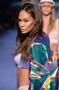 Joan+Smalls+ETAM+Runway+Paris+Fashion+Week+FZdyjoSOayfx.jpg