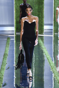 1628157160_WinnieHarlowCushnieEtOchsRunwaySeptember7_xZ05jQtFrx.thumb.jpg.9ead9d14cd38c9554f6d321ed51619b9.jpg