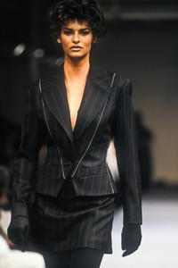 1660138199_AzzedineAlaia1990WomenRTW55.thumb.jpg.6f52558caaa54ef6258517aef7b7b1f9.jpg