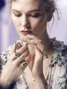 KARLIE_KLOSS_BTS_SWAROVSKI_Winter_2018_CAMPAIGN (3).jpg