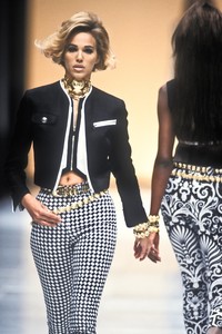 1686366356_Versace1992WomenRTW6.thumb.jpg.b5c7876c6d93e4a55c307176522cbc09.jpg