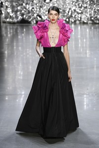 1738425886_NaeemKhanSS2019NYFW1.thumb.jpg.9887d0f935cb8e6093907609e9cab60d.jpg