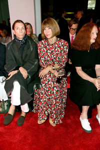 Anna+Wintour+Calvin+Klein+Collection+Front+NCNZvd7ShGJx.jpg