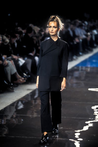 1761887747_YohjiYamamoto1996WomenRTW73.thumb.jpg.4697929a0c2b6213c12e850114c2b415.jpg