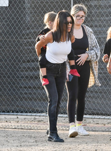 Kourtney+Kardashian+out+CO-Z8hIREZox.jpg
