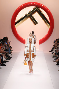 1797127952_AdwoaAboahFendiRunwayMilanFashionWeek1CFAlC0m1jDx.thumb.jpg.dbdd22f10af38fa446715e6c56ee9421.jpg