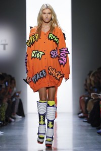 Stella Maxwell Jeremy Scott Spring 2019 RTW NYC 1.jpg