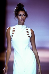 1828454977_Versace1992WomenRTW34.thumb.jpg.b43ea2ed9ec12baf6bde176c4c3b4308.jpg