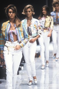 1853763191_Versace1992WomenRTW19.thumb.jpg.82dad2d80807d17722baadcfcf0975e9.jpg