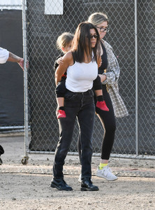 Kourtney+Kardashian+out+X-eEZznyxFNx.jpg