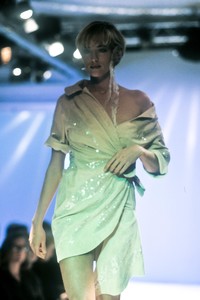 1926324555_ThierryMugler1990WomenRTW10.thumb.jpg.b721d30992f7d710a0bb9b5cf5da1d3b.jpg