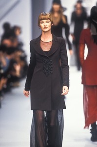 1927150778_KarlLagerfeld1993WomenRTW41.thumb.jpg.0cb1e9e3039cd53cd8509e7bd5be61aa.jpg